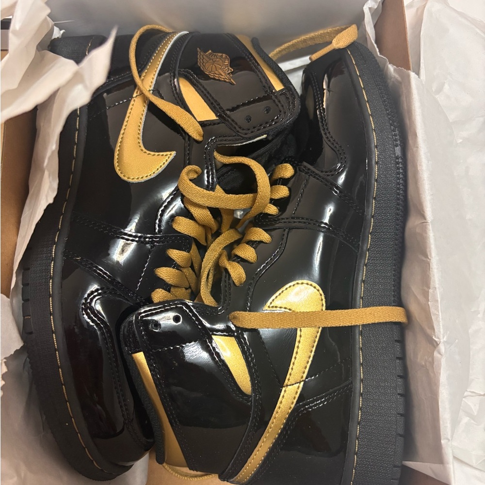 Nike big kids size 7 Black and Gold High-Top Sneakers
